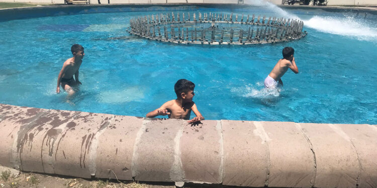 Ankara'da sıcak havadan bunalıp süs havuzuna girdiler