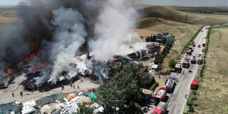 Ankara'da yatak fabrikasında yangın