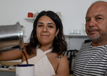 Annesinin enkazda kalan hayali için öğretmenlikten istifa etti