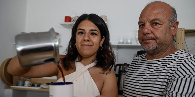 Annesinin enkazda kalan hayali için öğretmenlikten istifa etti