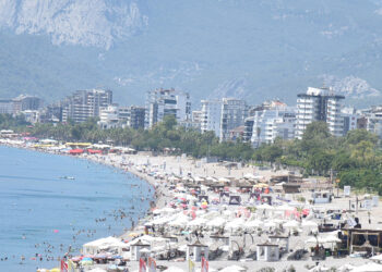 Antalya sahillerinde sıcak hava yoğunluğu