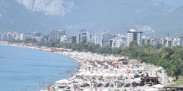 Antalya sahillerinde sıcak hava yoğunluğu
