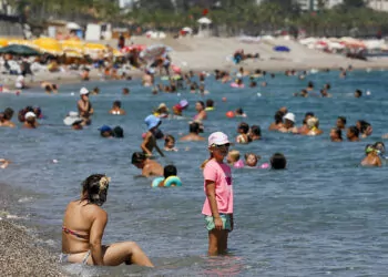 Antalya'da tatilciler konyaaltı sahili'nde serinledi