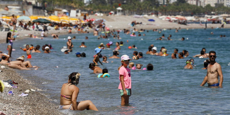 Antalya'da tatilciler Konyaaltı Sahili'nde serinledi