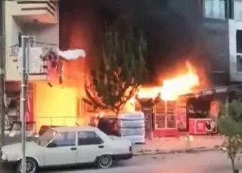 Arnavutköy'de elyaf deposunda yangın çıktı