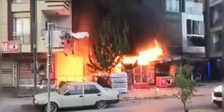 Arnavutköy'de elyaf deposunda yangın çıktı