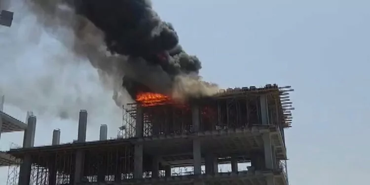 Arnavutköy'de fabrika inşaatında yangın