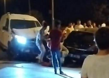 Arnavutköy'de hafif ticari araç ile otomobil çarpıştı: 5 yaralı