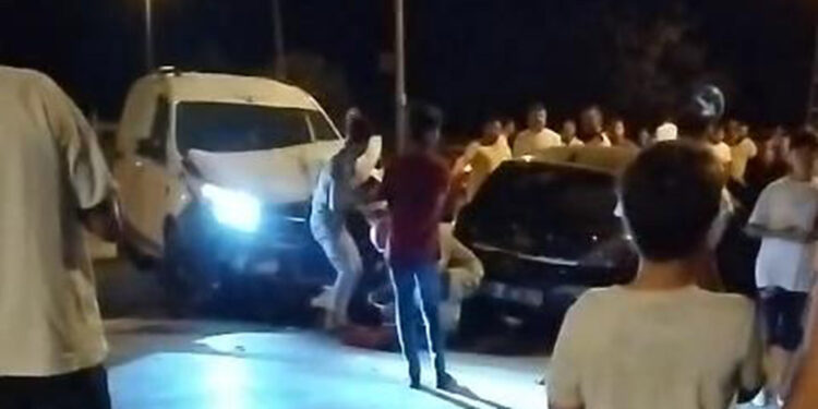 Arnavutköy'de hafif ticari araç ile otomobil çarpıştı: 5 yaralı 