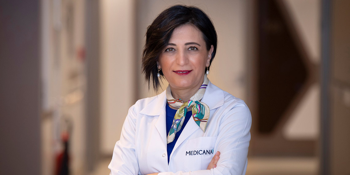 Son günlerde aşırı sıcak hava dalgalarının üst üste gelmesi Türkiye ve dünya genelinde günlük yaşamı oldukça etkiliyor. Medicana Sağlık Grubu uzmanları aşırı sıcaklara dair alınacak önlemleri ve aşırı sıcaklarla baş edebilmek için ipuçlarını paylaştılar.