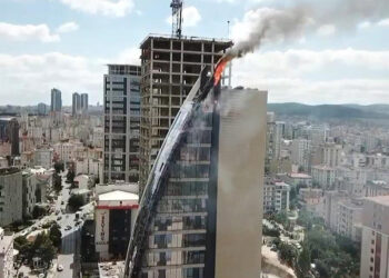 Ataşehir'de iş merkezinin dış cephesinde yangın