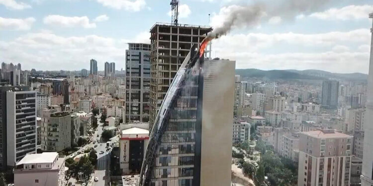 Ataşehir'de iş merkezinin dış cephesinde yangın