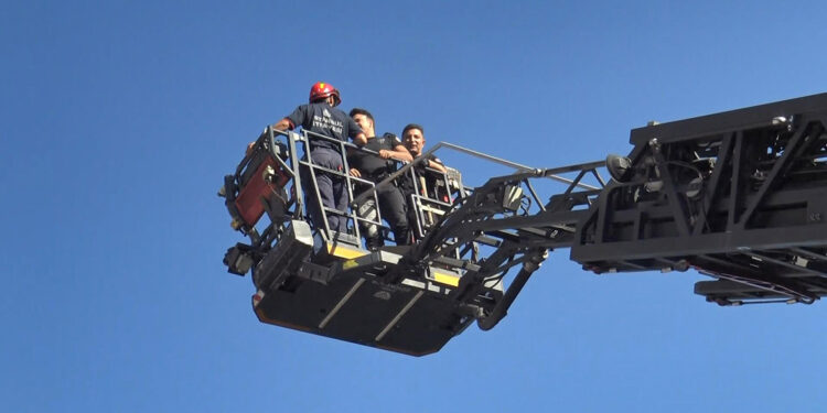 Avcılar'da balkondan eşyaları atan kadını ikna seferberliği