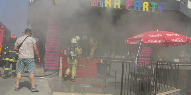 Avcılar'da işyerinde çıkan yangın korkuttu