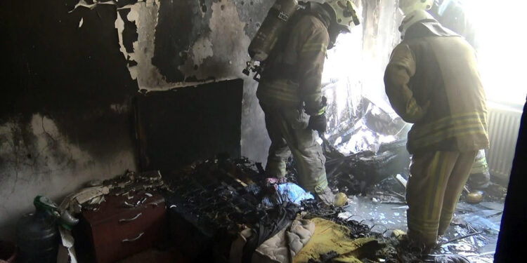 Avcılar'da odaları kiraya verilen evde yangın