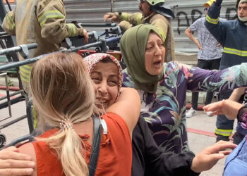 Avcılar'da yangında mahsur kalan 7 kişi kurtarıldı