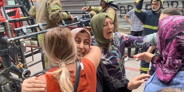 Avcılar'da yangında mahsur kalan 7 kişi kurtarıldı