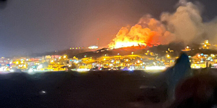 Ayvalık'ta cennet tepesi yakınlarında orman yangını