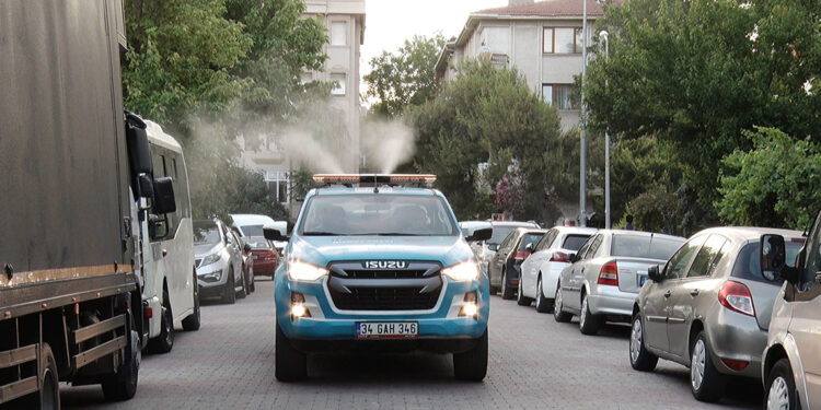 Bahçelievler'de sivrisineklere karşı ilaçlama çalışması