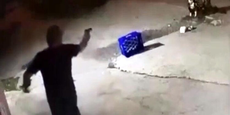 Bahçeye bağlı köpeği 14 kurşunla öldürdü