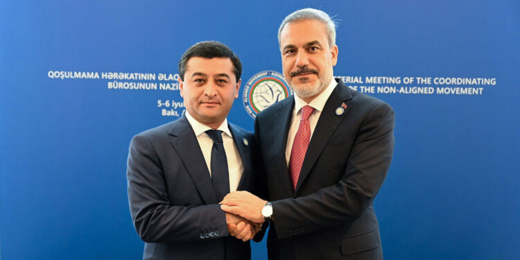 Bakan Fidan Bakü'de mevkidaşlarıyla görüştü