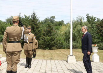 Bakan Fidan, Galiçya Türk Şehitliği’ni ziyaret etti