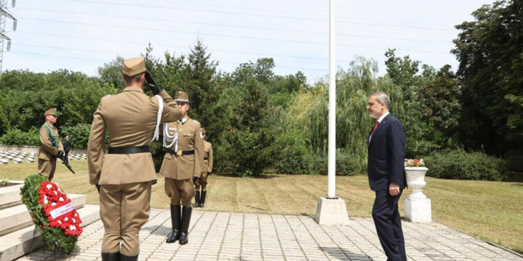 Bakan Fidan, Galiçya Türk Şehitliği’ni ziyaret etti
