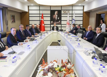 Bakan Işıkhan, SGK ve İŞKUR müdürleri ile görüştü