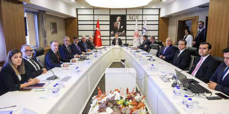 Bakan Işıkhan, SGK ve İŞKUR müdürleri ile görüştü