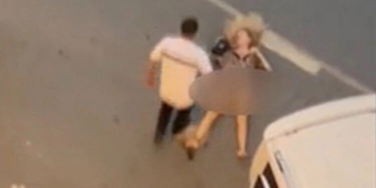 Bakanlıktan sokakta kadını döven şüpheli ile ilgili açıklama