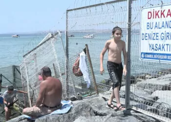 Bakırköy'de yasaklı plajda denize girdiler