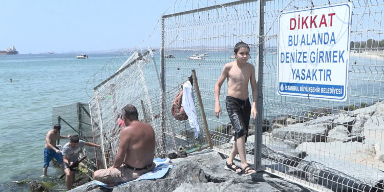 Bakırköy'de yasaklı plajda denize girdiler