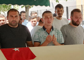 Barajda boğulan engelli ikizinin cenazesinde saf tuttu