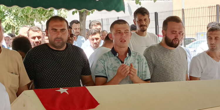 Barajda boğulan engelli ikizinin cenazesinde saf tuttu