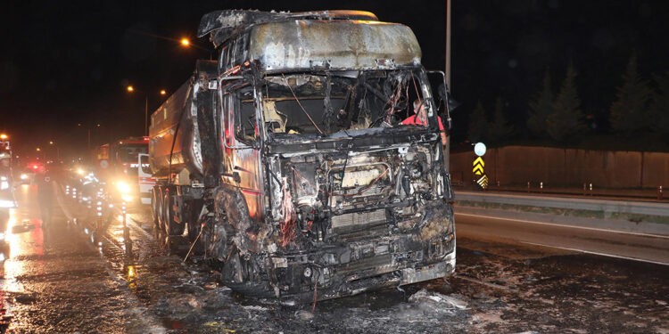 Bariyerlere çarpan TIR, alev aldı; sürücü alkollü çıktı