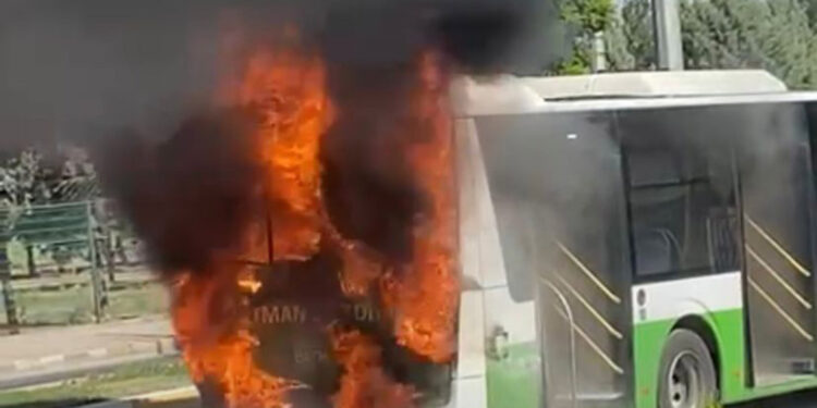 Batman'da belediye otobüsünde yangın