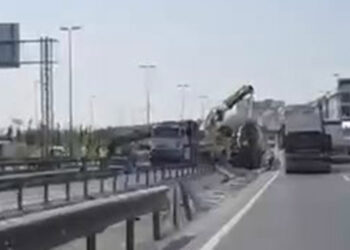 Beton mikseri bariyerlerin arasına girdi