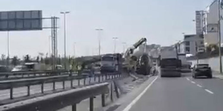 Beton mikseri bariyerlerin arasına girdi