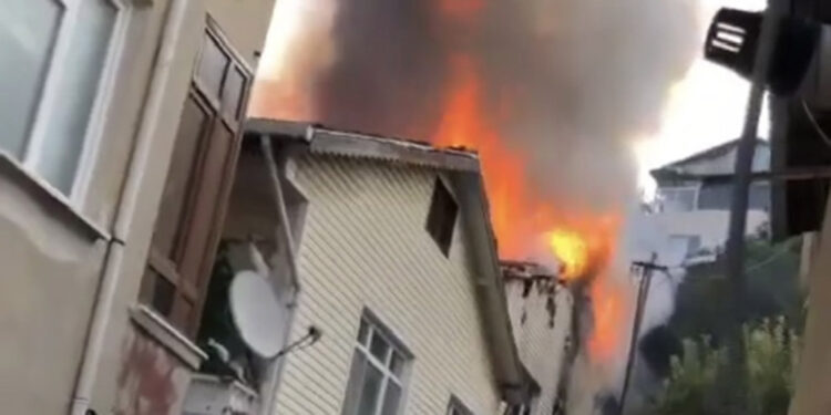 Beykoz'da bina yangını