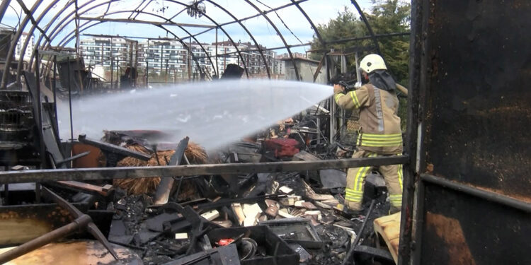 Beylikdüzü’nde depo olarak kullanılan çadırda yangın