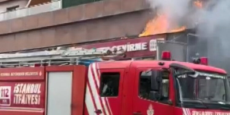 Beylikdüzü'ndeki restoran yangınına esnaf müdahale etti