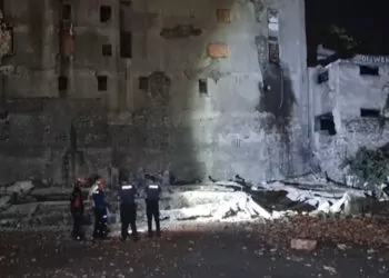 Beyoğlu'nda 3 katlı boş bina çöktü