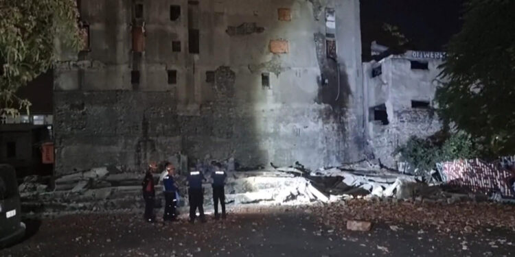 Beyoğlu'nda 3 katlı boş bina çöktü