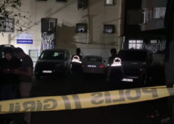 Beyoğlu'nda binanın bahçesindeki patlama korkuttu