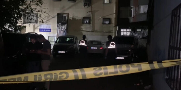 Beyoğlu'nda binanın bahçesindeki patlama korkuttu