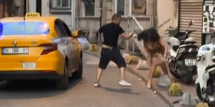 Beyoğlu'nda kadın müşterisini döven taksici yakalandı