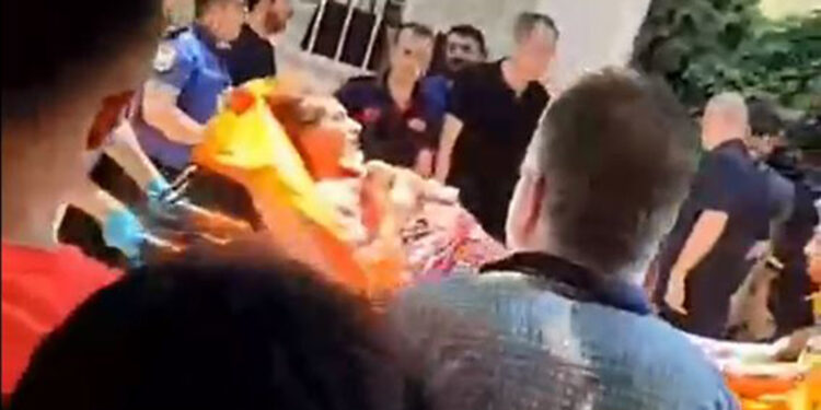 Birlikte yaşadığı kadını 6 yerinden bıçakladı