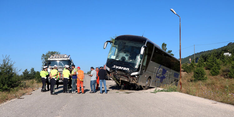 Bolu'da yolcu otobüsü araziye girdi: 14 yaralı