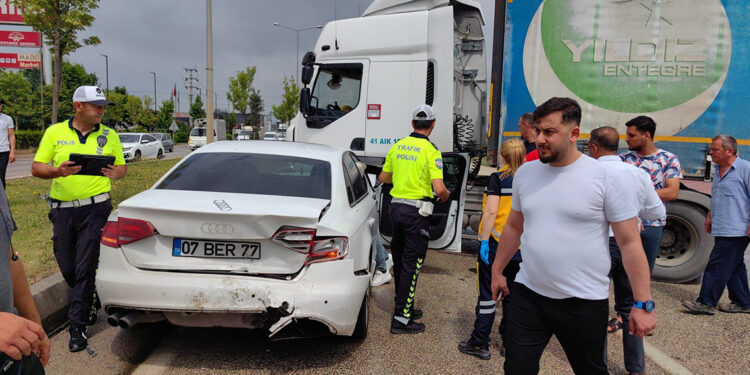 Bursa'da 3 araçlı zincirleme kaza: 2 yaralı