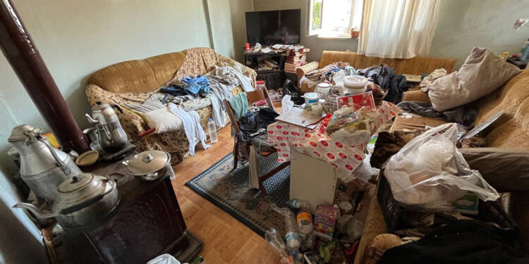 Bursa'da, 3 katlı binadan 4 kamyon çöp çıkarıldı